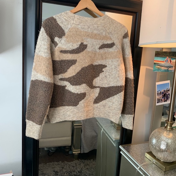 Moth sweater - Picture 3 of 7